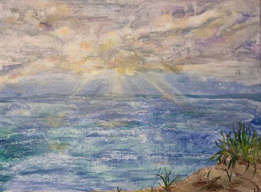 Ein Acrylgemälde von Kathi Hildebrandt. Sonne durchbricht die Wolken und strahlt auf das Meer. Ein Gemälde in Blau- und Grüntönen.