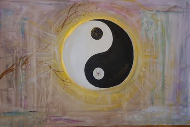 Partner - Seelenbild. Zwei Ufer in zarten Farben über deren Flussmitte ein großes Yin und Yang Zeichen alles mit goldenem Licht überstrahlt.
